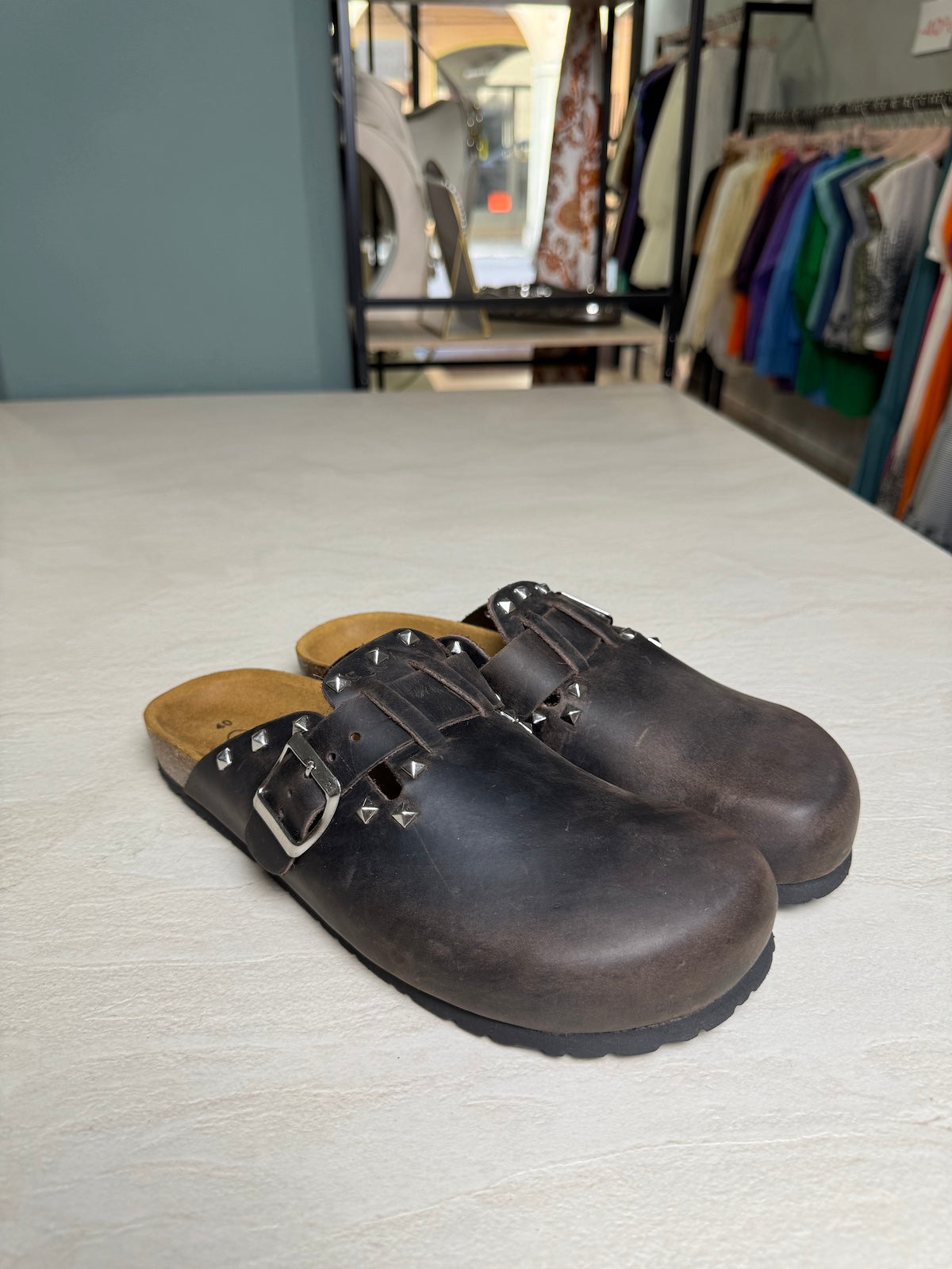 MULES PELLE CON BORCHIE