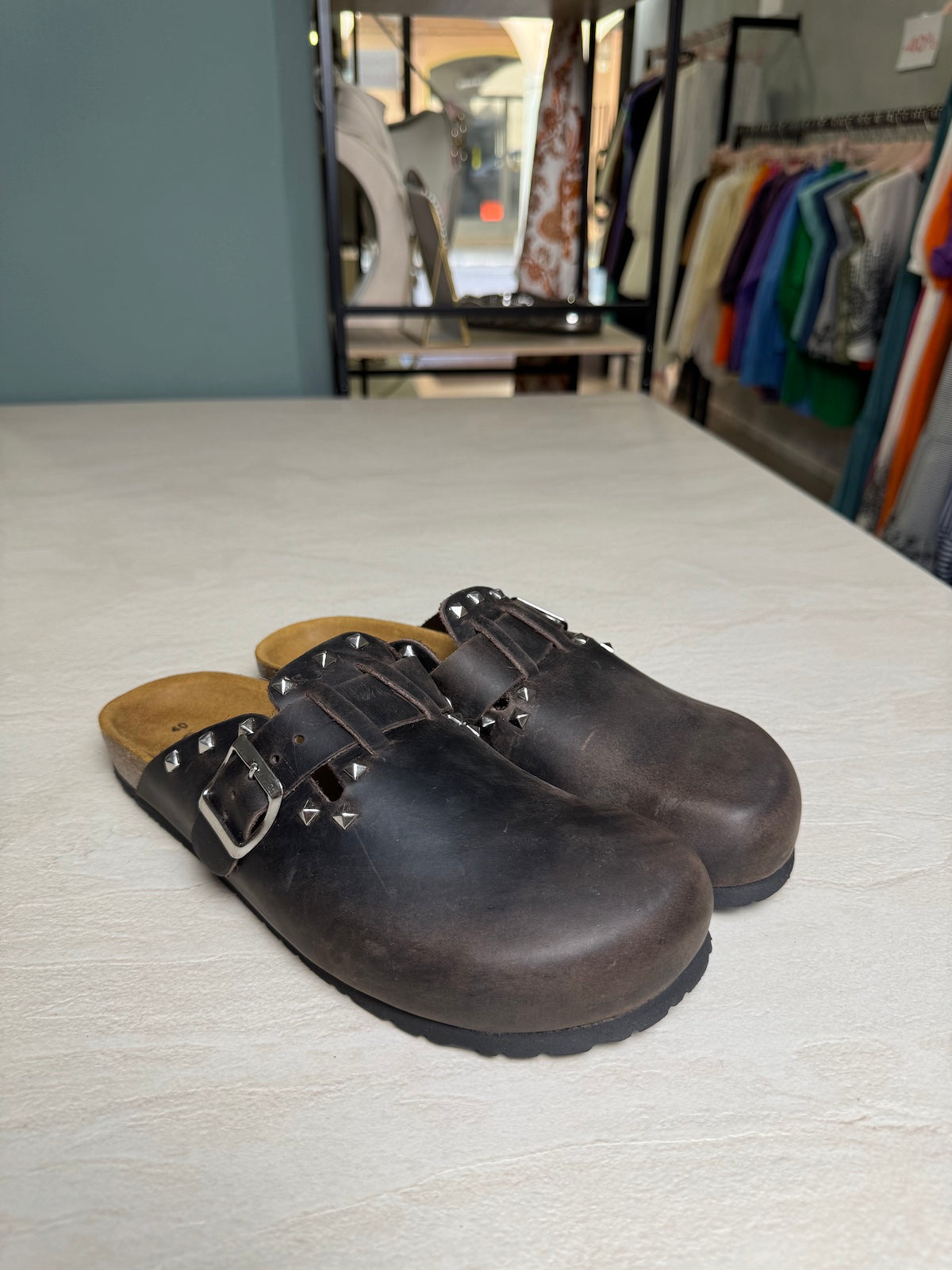 MULES PELLE CON BORCHIE