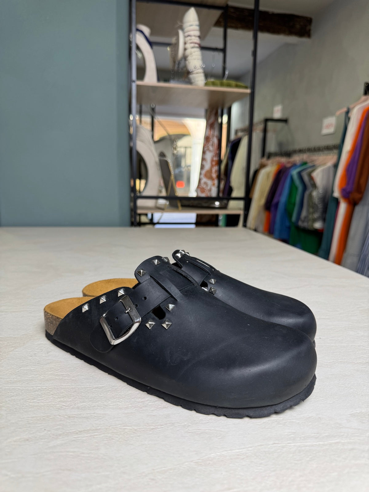 MULES PELLE CON BORCHIE