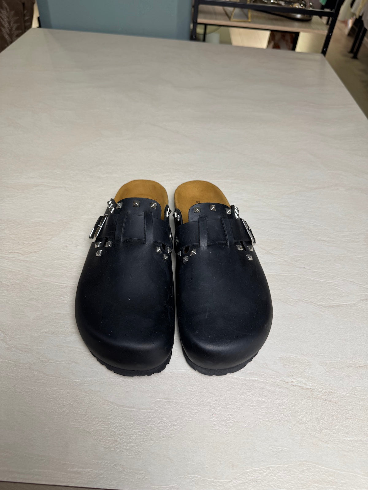 MULES PELLE CON BORCHIE