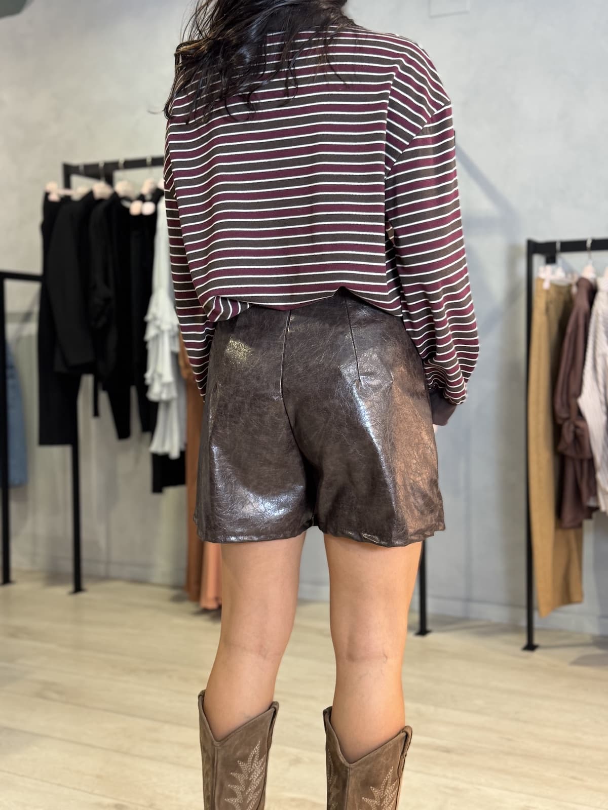 SHORTS CON CHIUSURA PORTAFOGLIO IN NAPPA