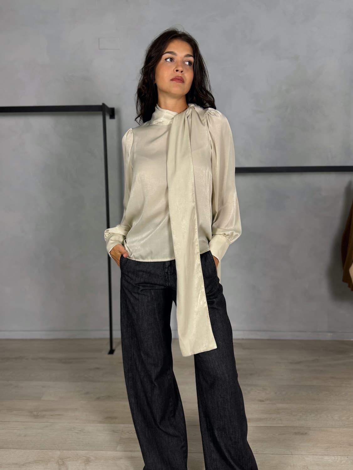 BLUSA SATIN CON SCIARPA