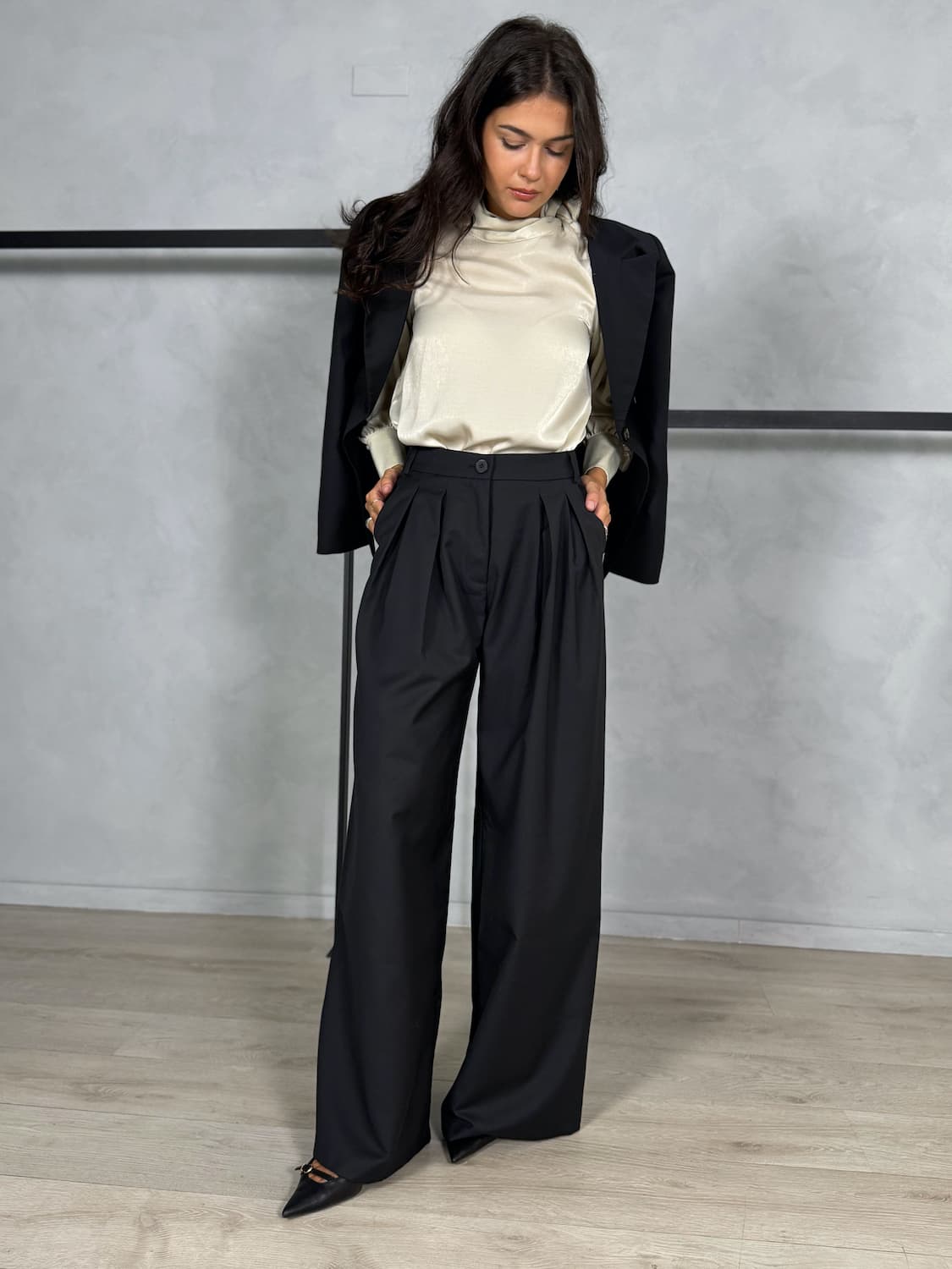 PANTALONE AMPIO CON PENCE