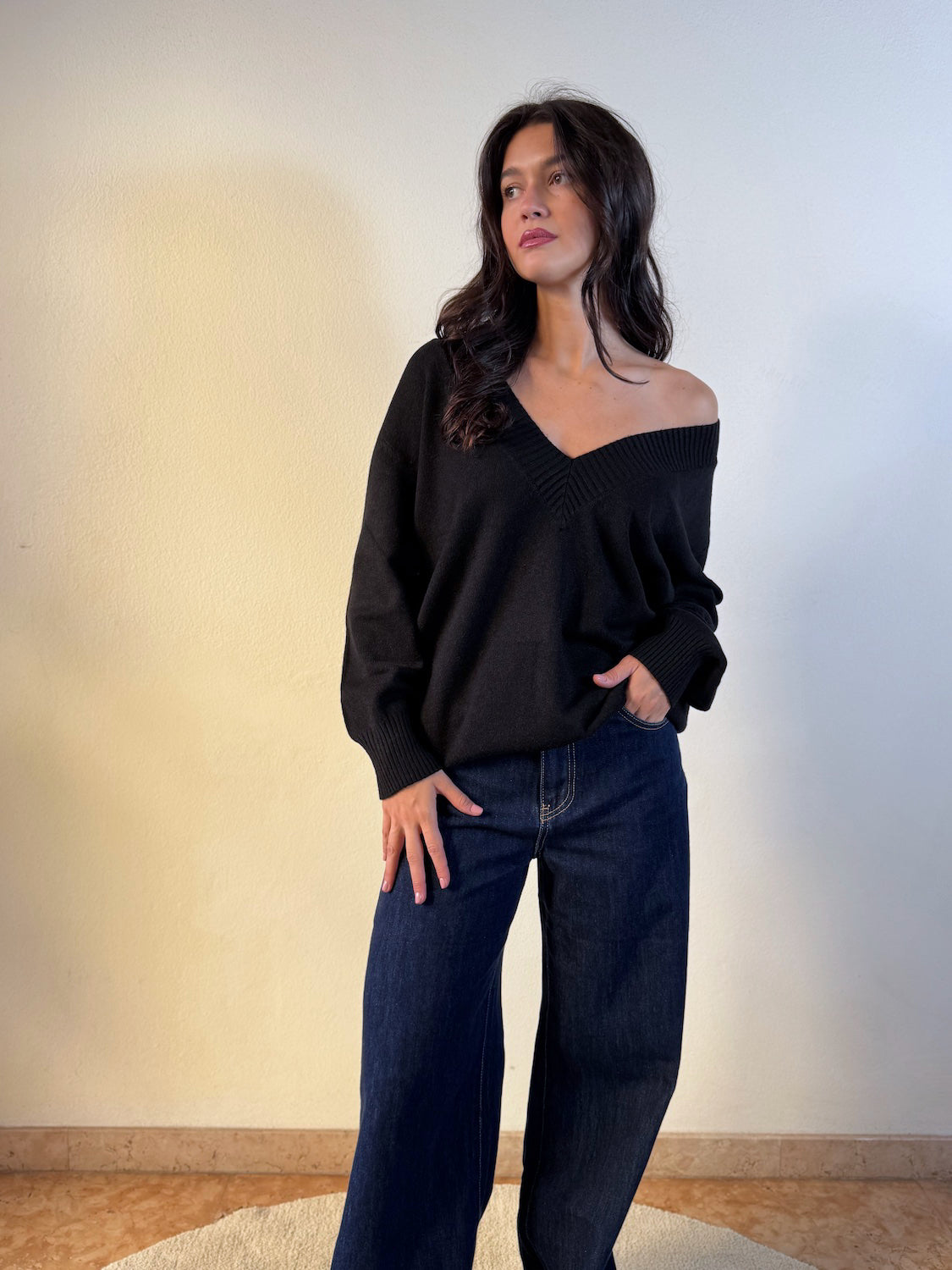 MAGLIONE CON SCOLLO A V