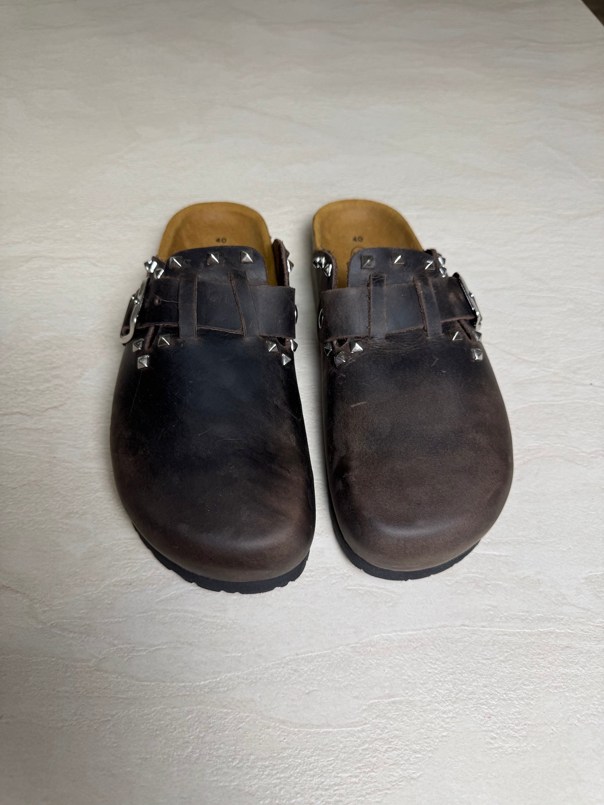 MULES PELLE CON BORCHIE
