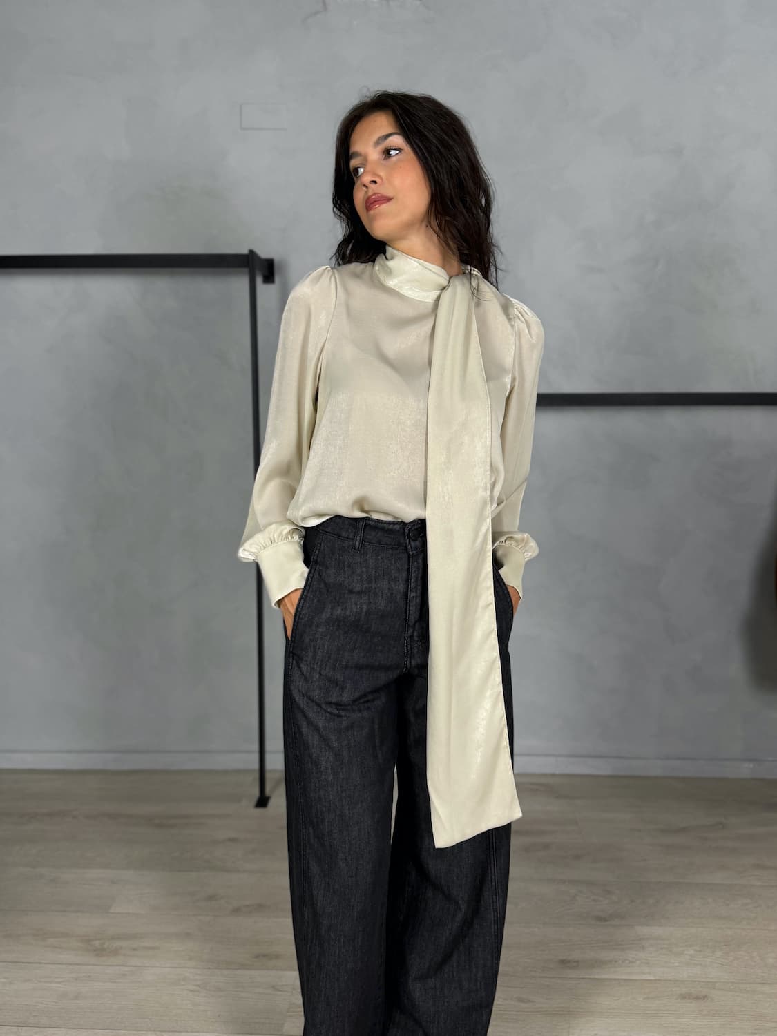 BLUSA SATIN CON SCIARPA