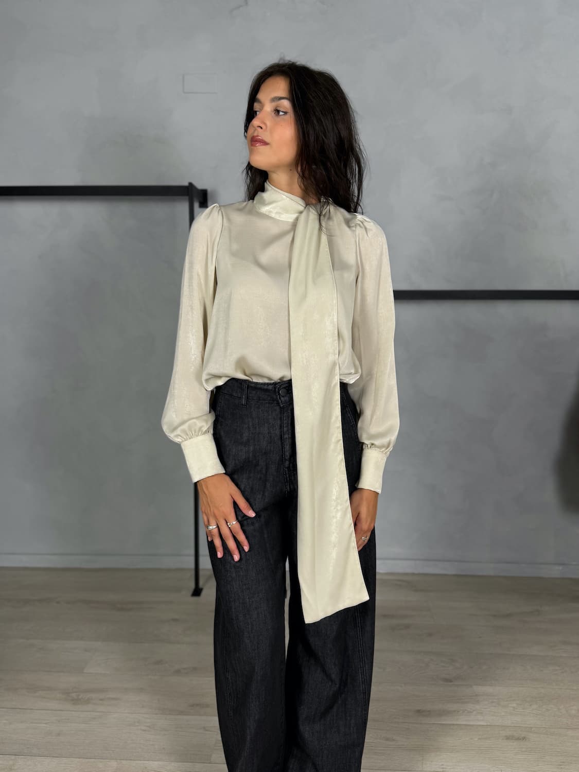 BLUSA SATIN CON SCIARPA
