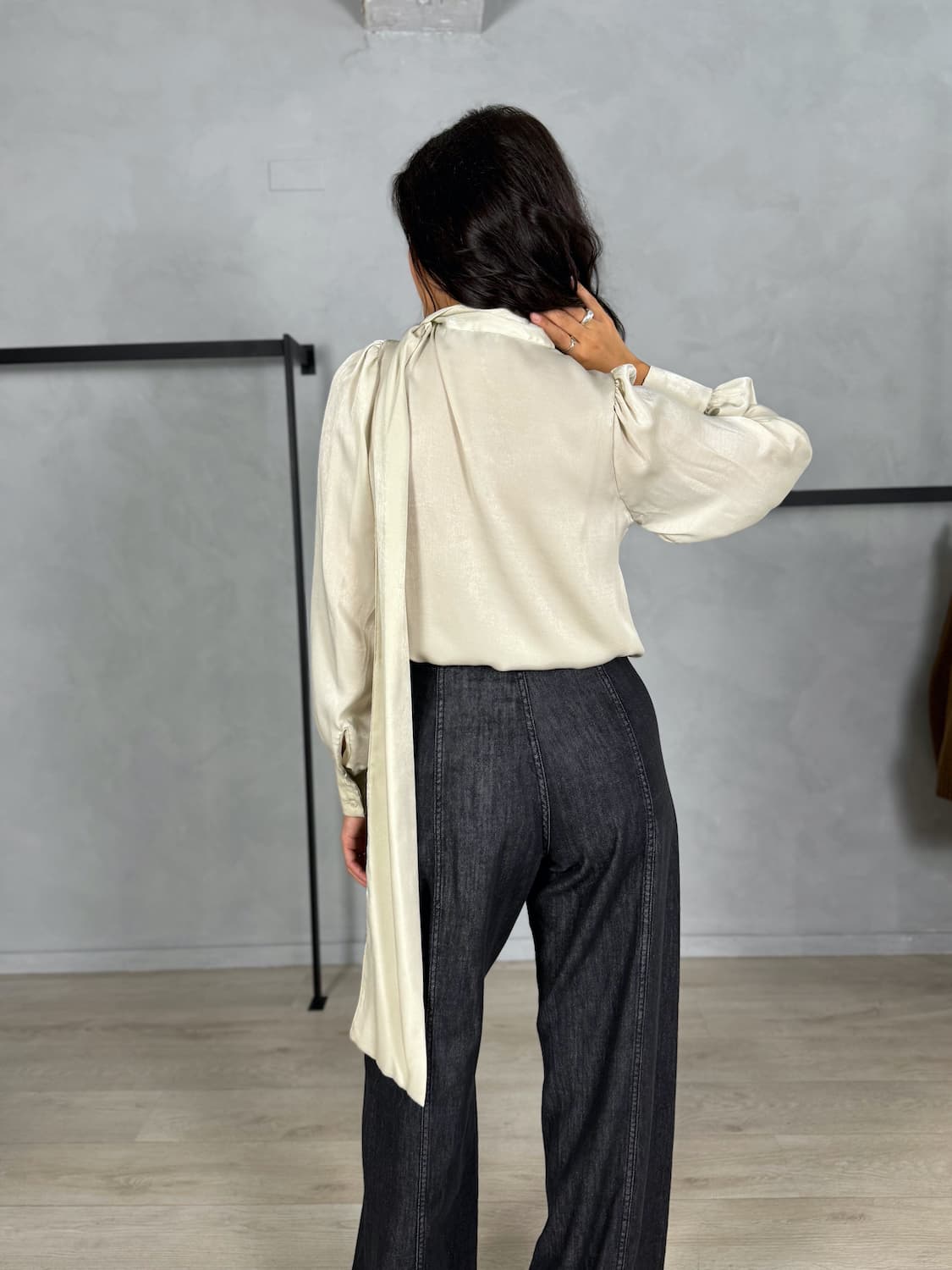 BLUSA SATIN CON SCIARPA