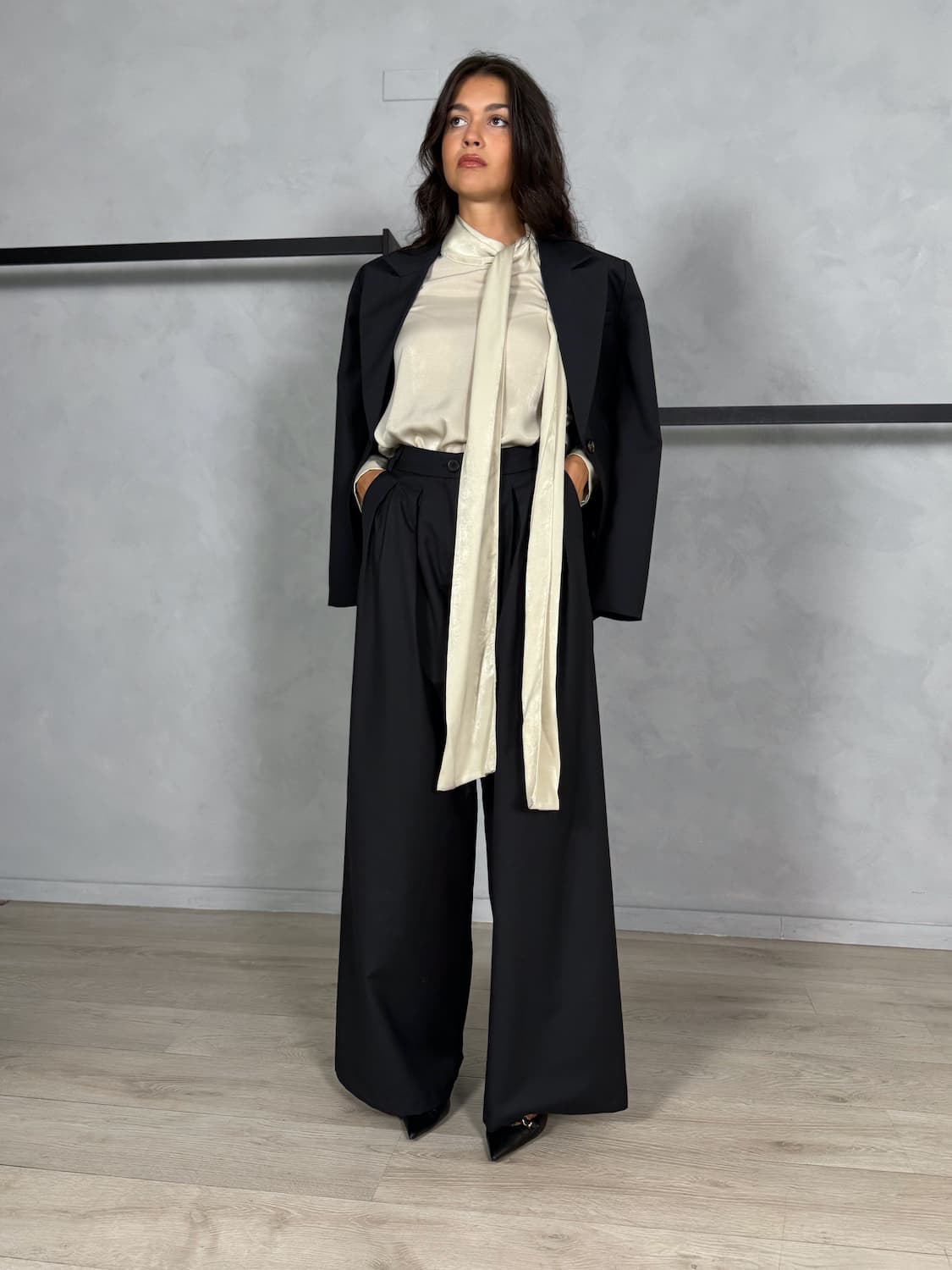 PANTALONE AMPIO CON PENCE