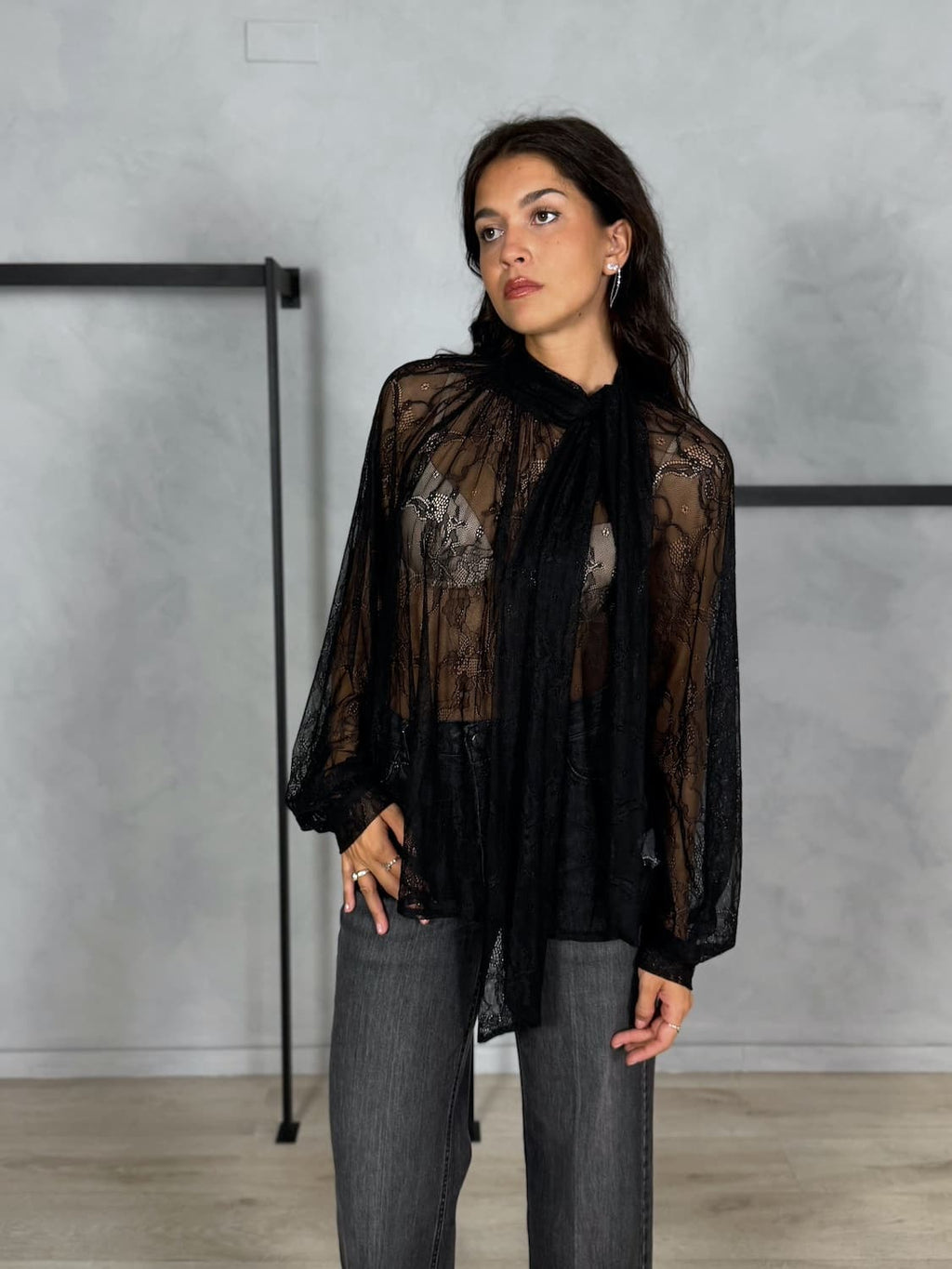 BLUSA IN PIZZO LACCIO COLLO