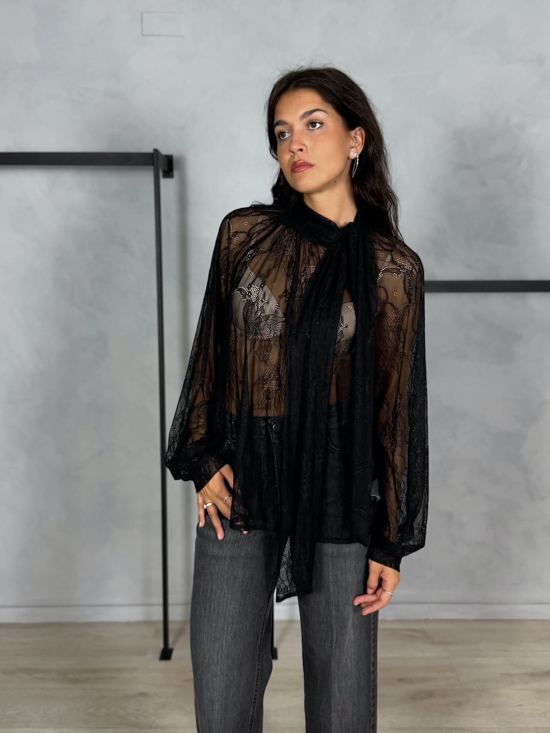 BLUSA IN PIZZO LACCIO COLLO