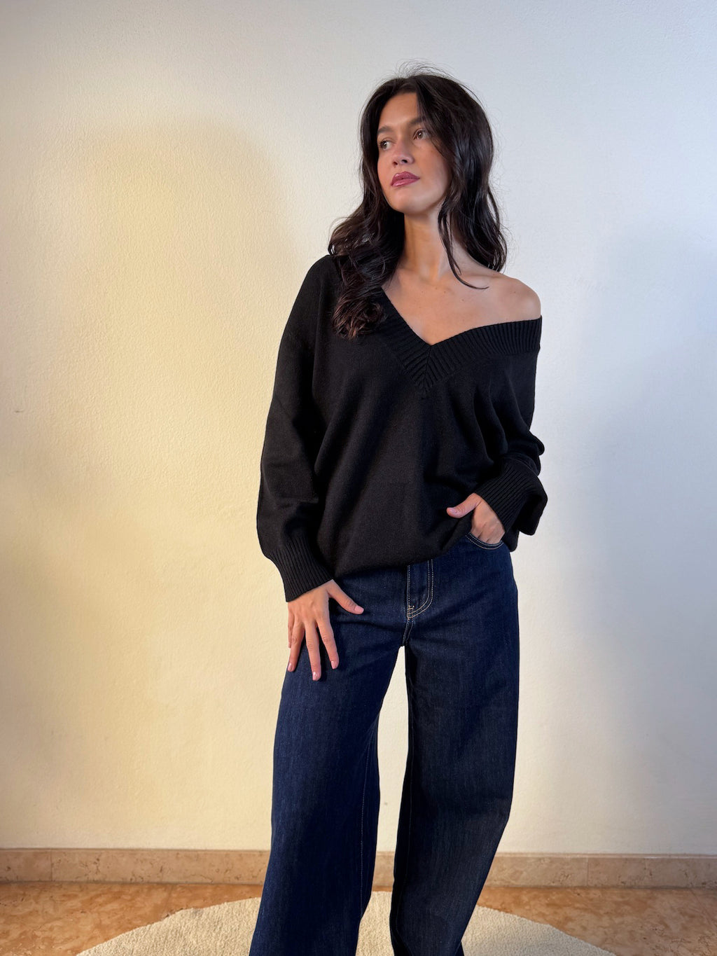 MAGLIONE CON SCOLLO A V