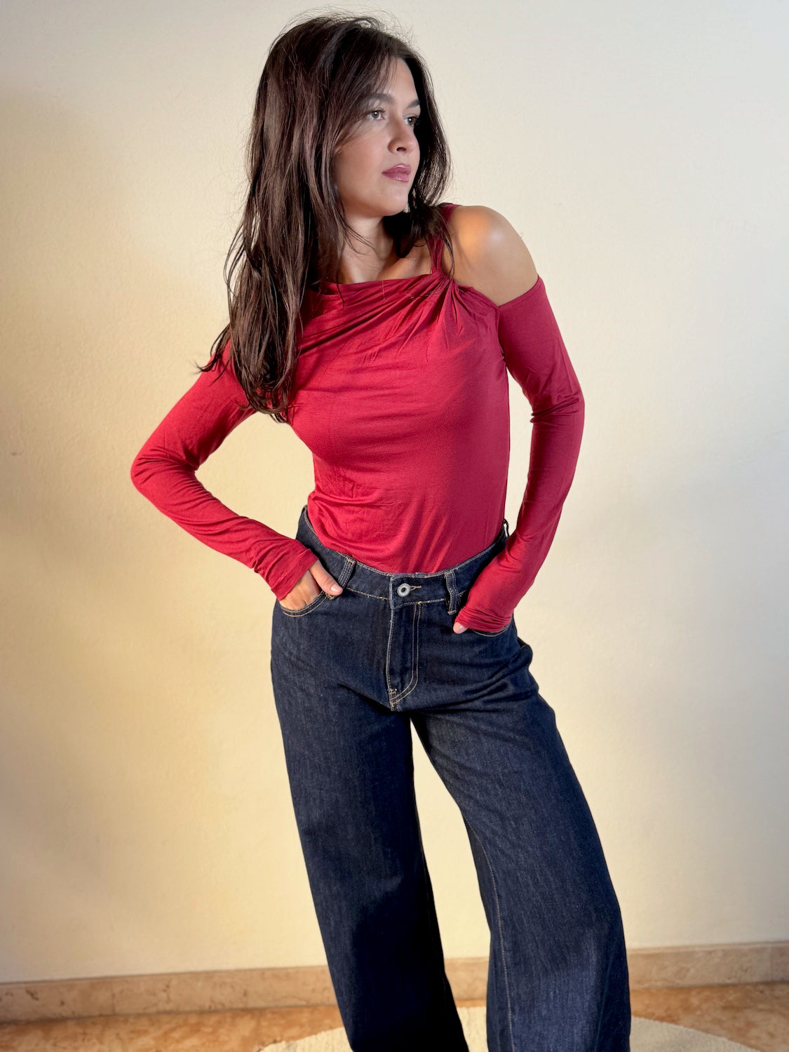 MAGLIA CON CUT OUT SULLA SPALLA