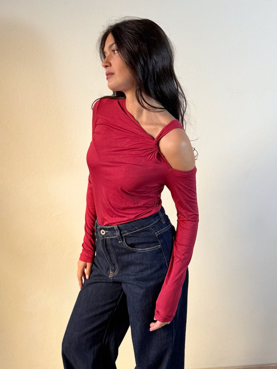 MAGLIA CON CUT OUT SULLA SPALLA