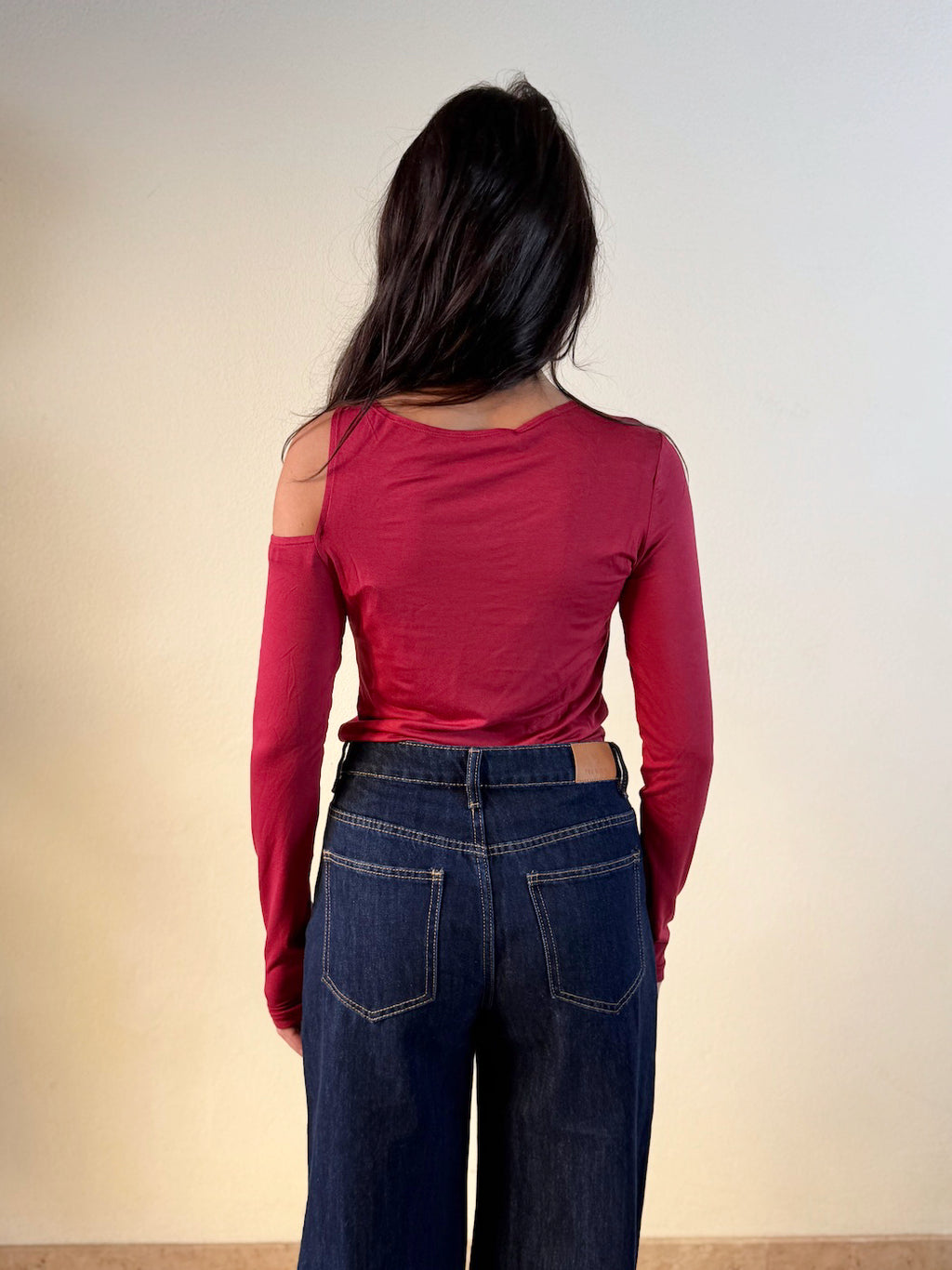 MAGLIA CON CUT OUT SULLA SPALLA