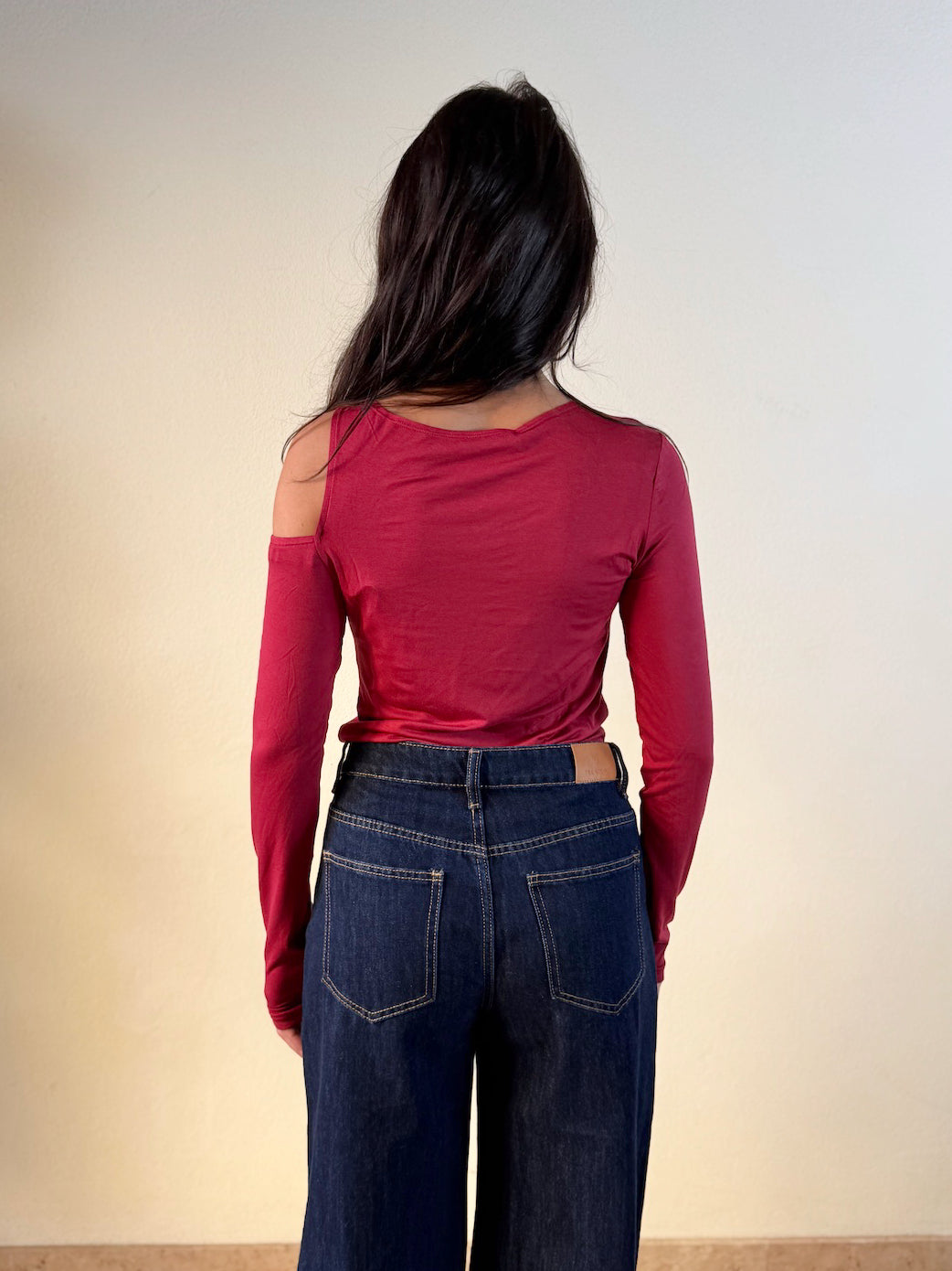 MAGLIA CON CUT OUT SULLA SPALLA